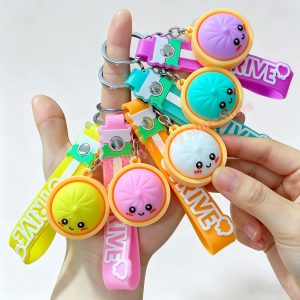 Bouquet de porte-clés dumpling kawaii tenus en main - Planete Jouets France