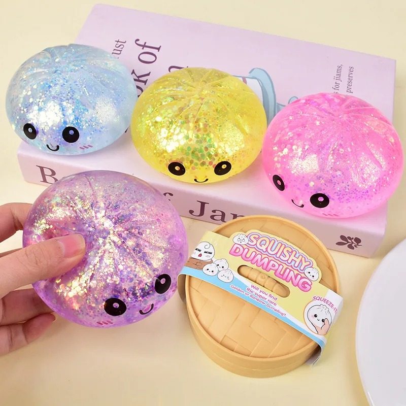 Boutique Planete Jouets France - Mini Squishy Dumpling à Paillettes 5,5 cm – Couleur Surprise 1 Mini squishies dumpling à paillettes tenus en main - Planete Jouets France
