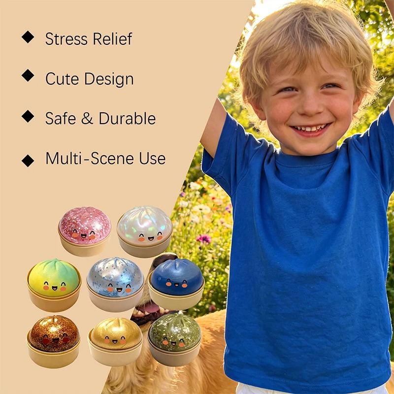 Boutique Planete Jouets France - Coffret Squishies Dumpling Pailletés et Métallisés – 1, 6 ou 12 Pièces 4 Garçon souriant et sa collection de squishies dumpling - Planete Jouets France