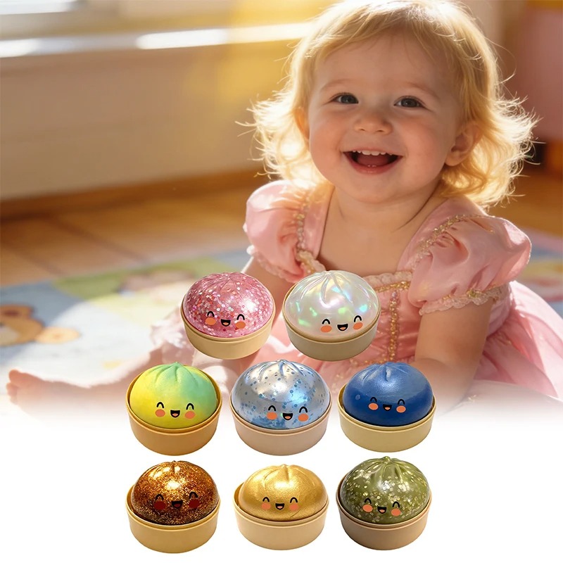 Boutique Planete Jouets France - Coffret Squishies Dumpling Pailletés et Métallisés – 1, 6 ou 12 Pièces 6 Petite fille avec sa collection de squishies dumpling - Planete Jouets France