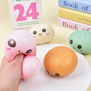 Squishy dumpling rose pressé dans la main - Planete Jouets France