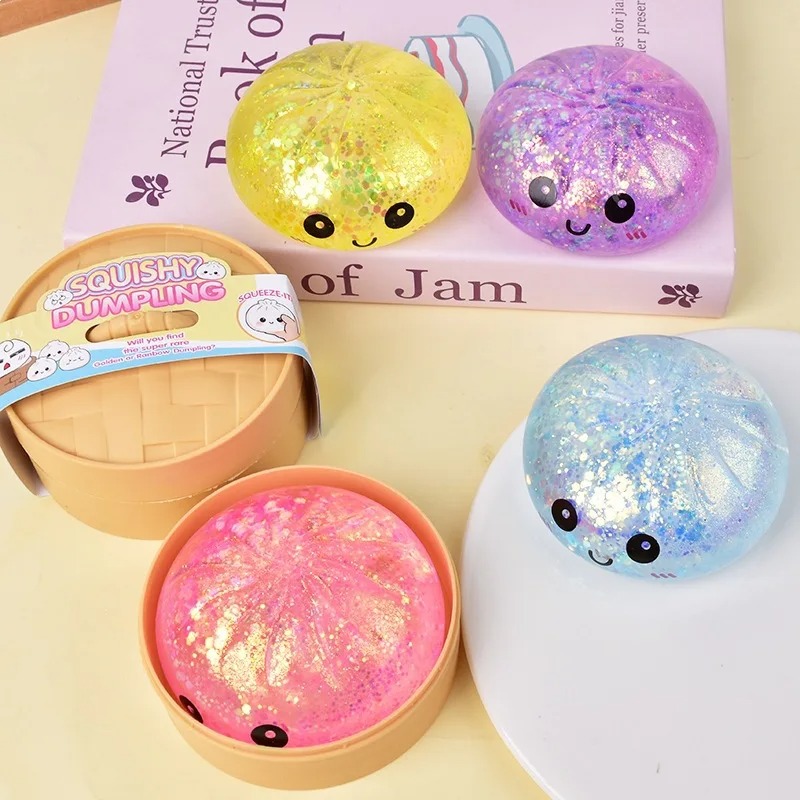 Boutique Planete Jouets France - Mini Squishy Dumpling à Paillettes 5,5 cm – Couleur Surprise 3 Mini squishies dumpling pailletés jaune, violet, bleu et rose - Planete Jouets France