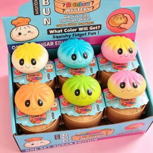 Présentoir mystery box squishy dumpling sur fond rose - Planete Jouets France