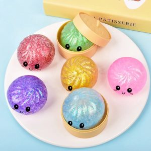 Six mini squishies dumpling pailletés sur une assiette - Planete Jouets France