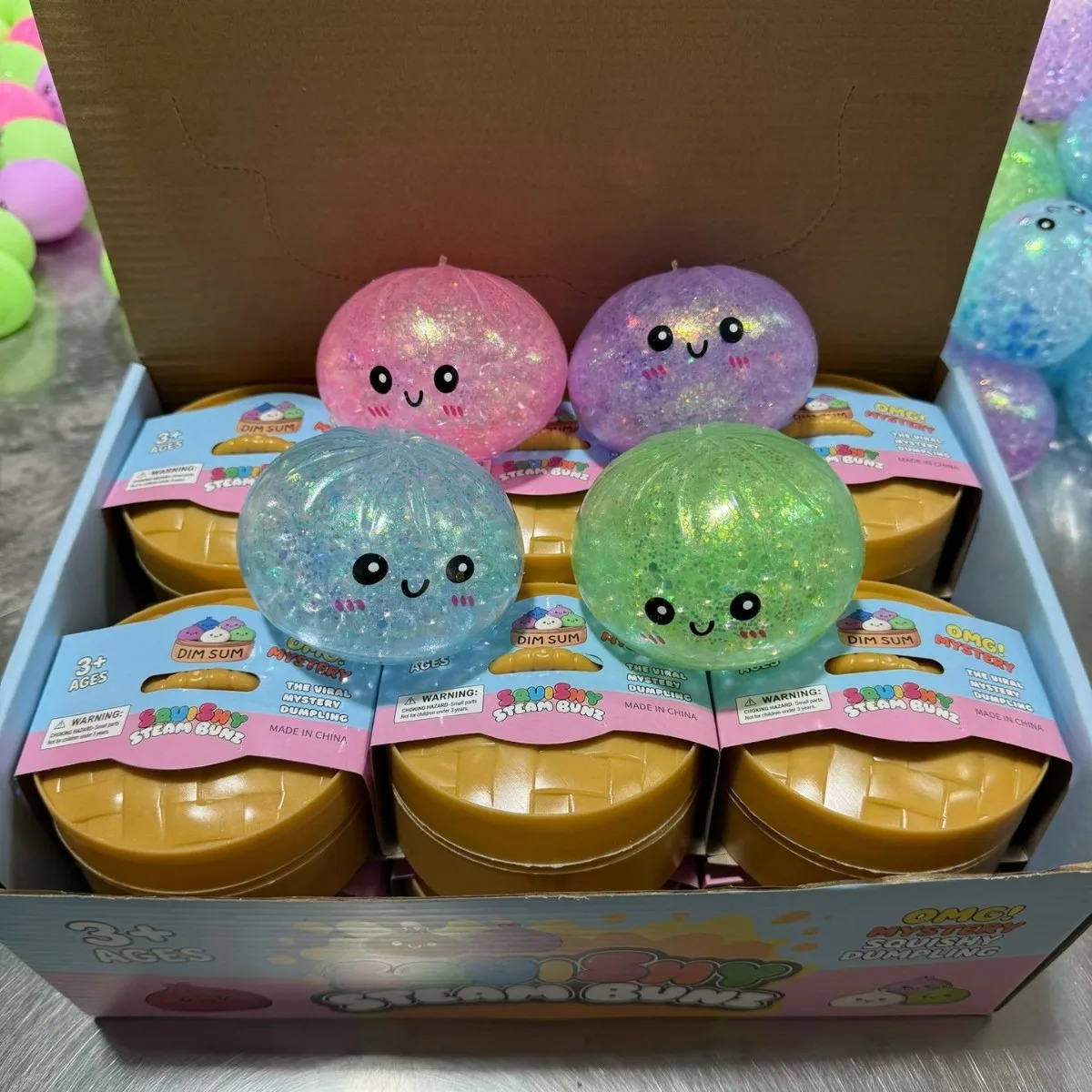 Boutique Planete Jouets France - Mini Squishy Dumpling à Paillettes 5,5 cm – Couleur Surprise 5 Présentoir de mini squishies dumpling pailletés - Planete Jouets France