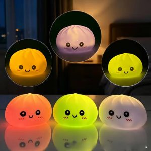 Trois squishies dumpling lumineux allumés dans une chambre - Planete Jouets France